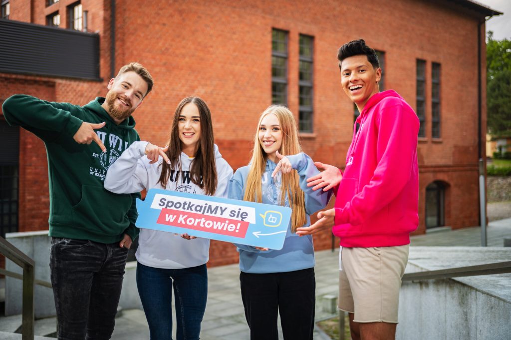 Studenci Uniwersytetu Warmińsko-Mazurskiego na kampusie w Kortowie